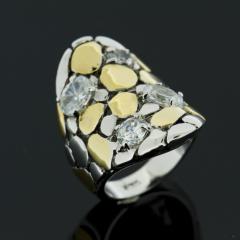 Ring aus Rohdiniertem Metall, zum Teil vergoldet und kleinen, weissen Zirkonia