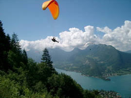 www.paragliding.ch  Touch and go
Gleitschirm-Flugschule, 6440 Brunnen.