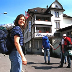 www.hirschen-schwyz.ch  Hirschen Backpackers /
Hotel & Pub, 6430 Schwyz.