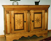 Kredenz aus Altholz mit Intarsie